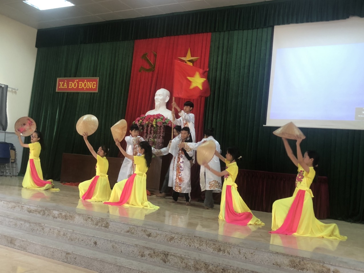  LỄ TRAO THƯỞNG CÁC GIÁO VIÊN, HỌC SINH ĐẠT    THÀNH TÍCH XUẤT SẮC NĂM HỌC 2022- 2023 TRÊN  ĐỊA BÀN XÃ ĐỖ ĐỘNG