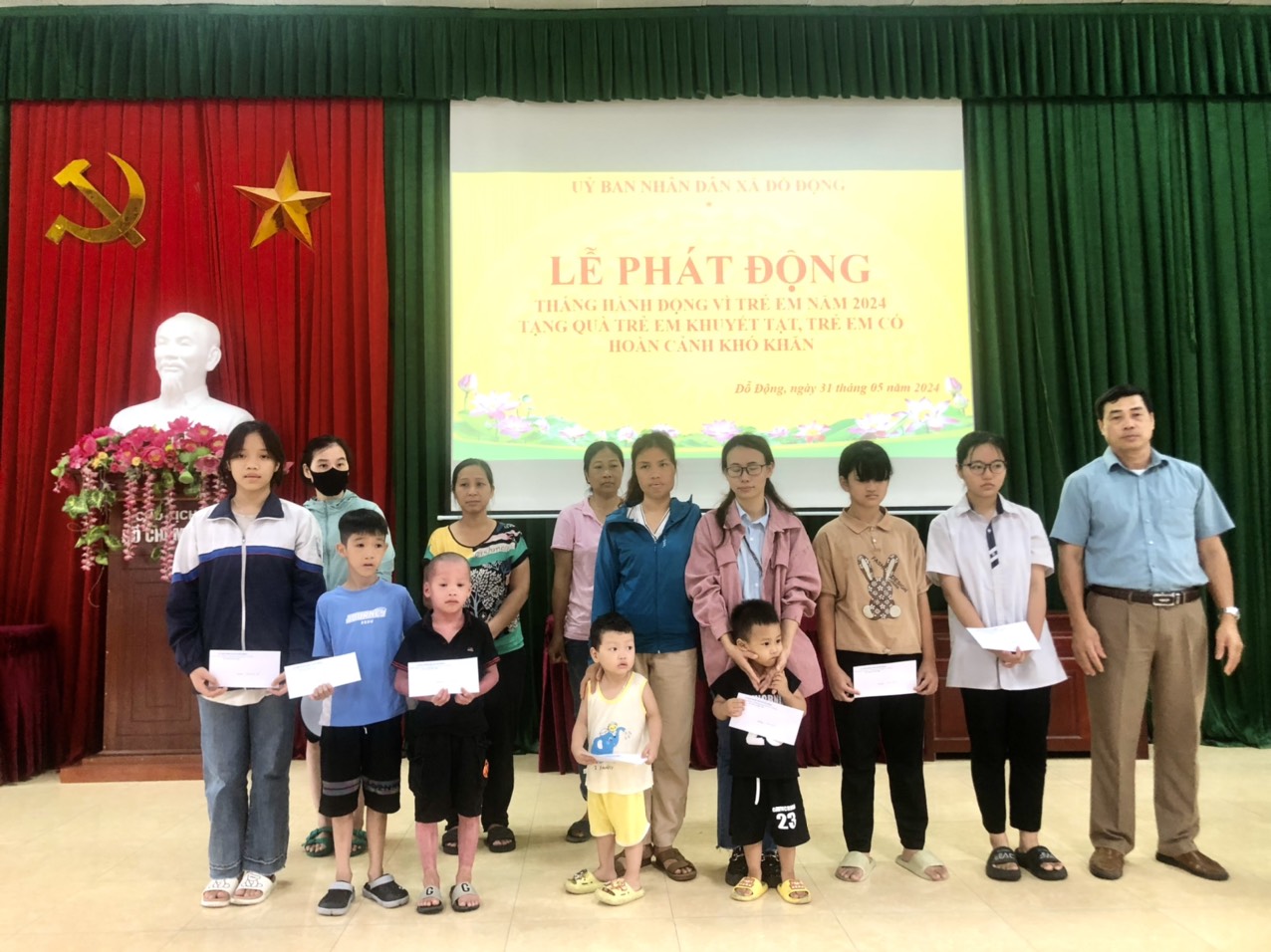Xã Đỗ Động tổ chức lễ phát động tháng hành động vì trẻ em năm 2024; tặng quà cho các em có hoàn cảnh đặc biệt và các em có hoàn cảnh khó khăn trên địa bàn xã.  